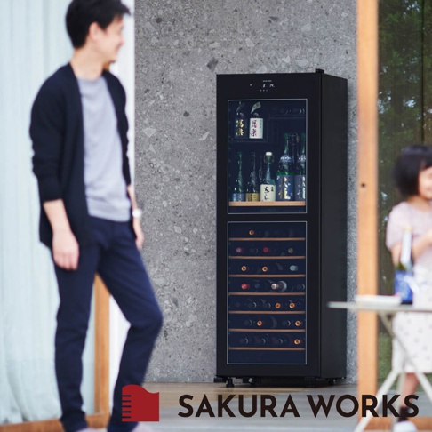 LX95 -2℃ 雙溫酒櫃，黑色外觀，配有玻璃門，展示架上擺放著多瓶酒類，下方層架則收納了多瓶紅酒。