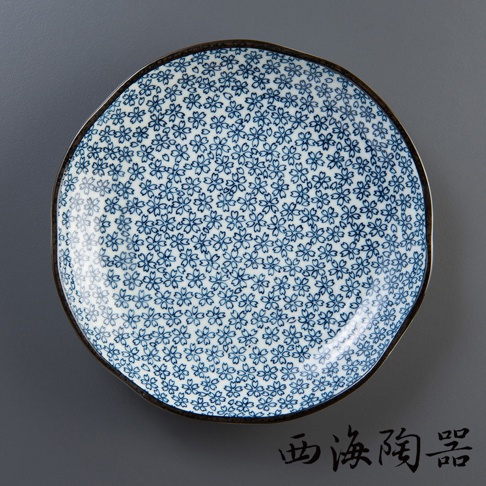 日本美濃燒古典菊造型大圓盤，白色陶瓷盤身佈滿細緻的藍色小菊花圖案，盤緣帶有深棕色勾邊。