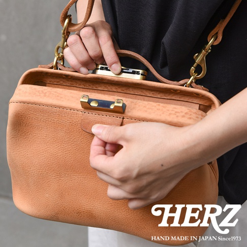 HERZ 職人手作皮革Organ鎖孔式大開口肩背包，以精湛工藝展現天然皮革的溫潤質感。
