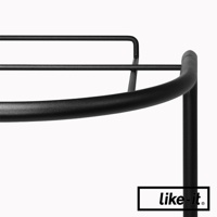 黑色金屬材質的圓形疊疊洗衣提籃，展示了兩層籃架的結構細節，包括圓弧形邊緣和垂直支架。