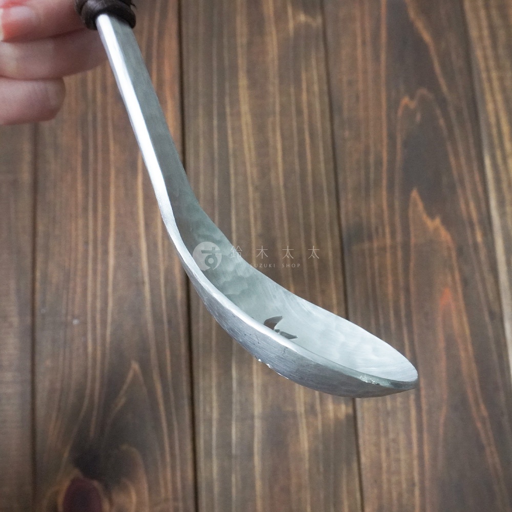 鋁製錘目紋中型瀝水湯勺，勺身呈現銀灰色金屬光澤，表面帶有明顯的錘擊紋理，勺體底部有瀝水孔。