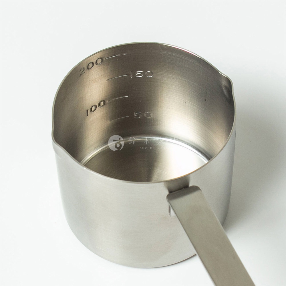 一個不鏽鋼雙口長柄計量杯，內壁刻有 50、100、150、200 的刻度線。杯子為銀色，具有圓弧形壺嘴和長方形手柄。