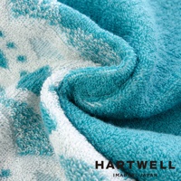 今治和風傳統紋樣言織浴巾，採用柔軟的棉質，呈現藍綠色與白色交織的紋樣，觸感蓬鬆。