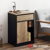 黑色框架木質抽屜收納櫃，附有木紋門板和開放式層架，收納櫃上方擺放裝飾品及書籍。