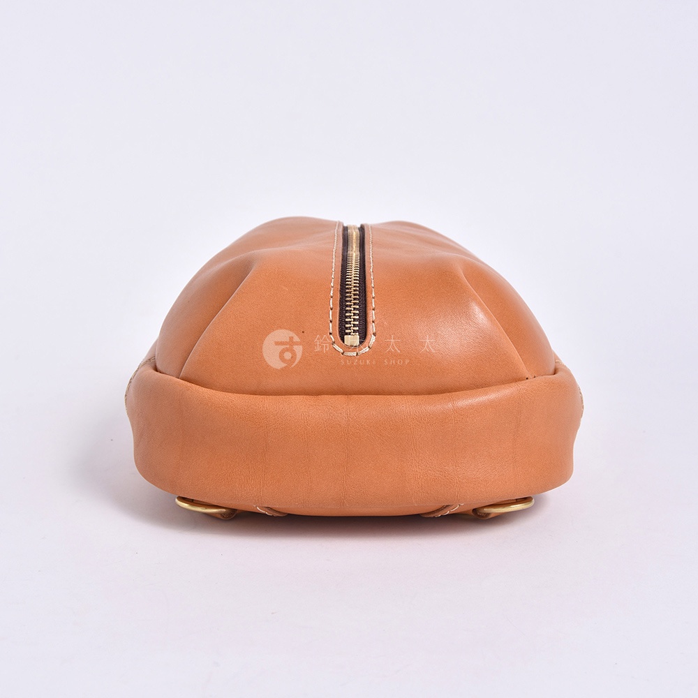 日本HERZ 品牌職人手作淺棕色皮革立體運動斜背包 F-9，以 Stare 牛皮革製成，頂部有拉鍊開口，設有兩個金屬扣環，背景為白色。