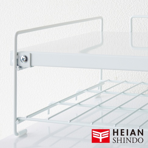 白色金屬網架雙層收納層架，頂部為平整面板，下方為網格狀層架，整體設計簡潔，適合廚房使用。