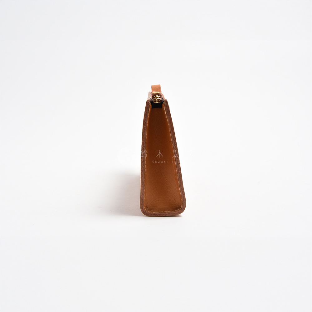 職人手作皮革三角底拉鍊手拿包，棕色皮革，側邊視角，展示拉鍊開合處。