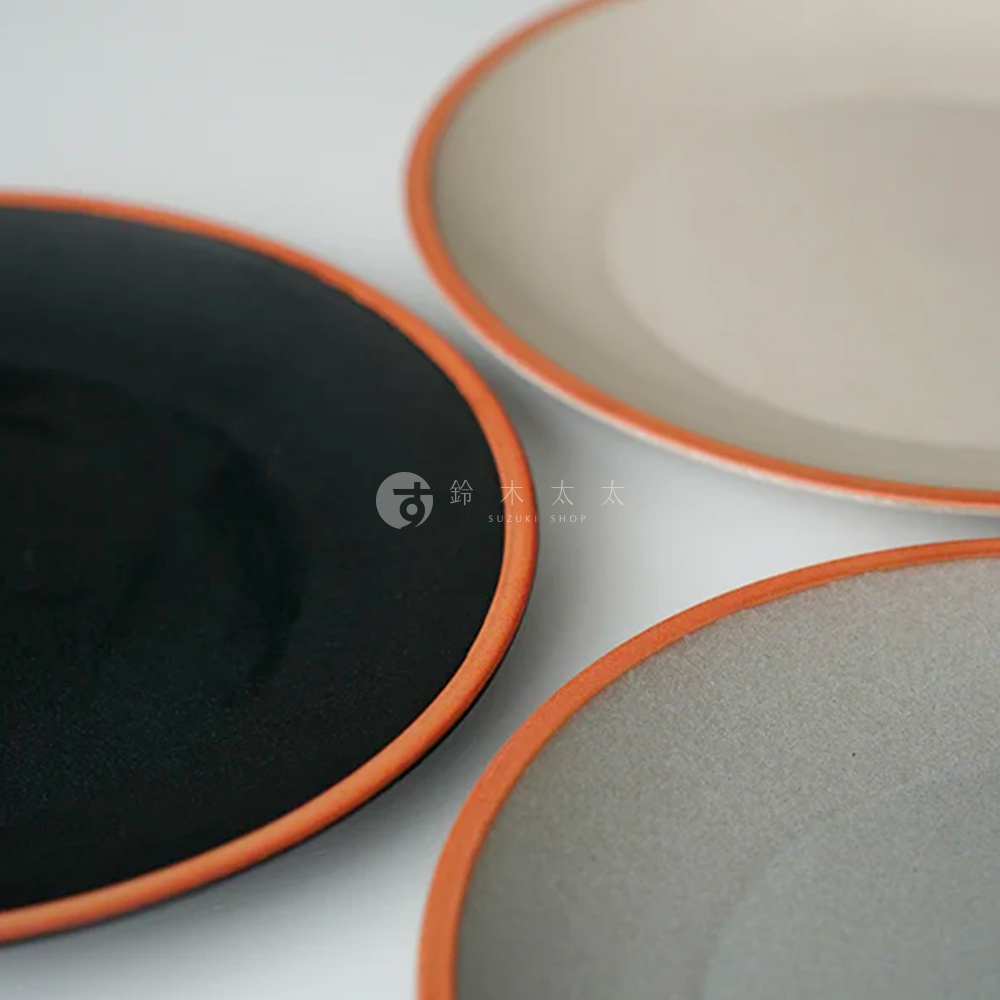 PURE 素燒百搭陶瓷主菜盤 M，展示黑色、米白色及灰色三款，盤緣皆有橘紅色飾邊，材質為陶瓷。