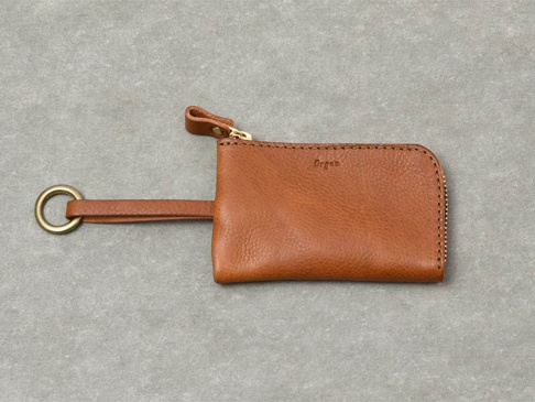 職人手作皮革鑰匙包，咖啡色，拉鍊開合，附有黃銅色圓環和皮革掛繩。