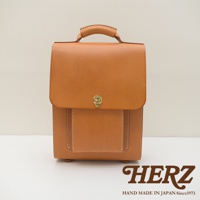 職人手作皮革復古後背包，採用天然棕色皮革，配有黃銅旋轉鎖扣，設計簡潔，適合日常攜帶。