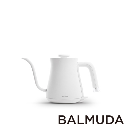 白色BALMUDA手沖壺，簡約設計，配有細長壺嘴和人體工學手柄。壺身表面帶有細緻紋理，底部有電源底座。