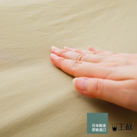 一隻手輕撫著米黃色的布料，左下角有日文「日本製造 原裝進口」及王樣品牌標誌