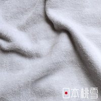 淺灰色絲絨風毛巾材質，表面有細緻的紋理和柔軟的絨毛，呈現自然的褶皺感，適合用於吸濕透氣的枕套。