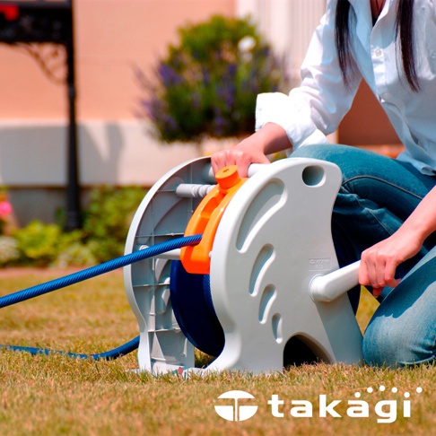 穩定灑水組 Mercury 2 Twister 30m RT330TNB7，灰色塑膠捲軸，搭配橘色提把和藍色水管。