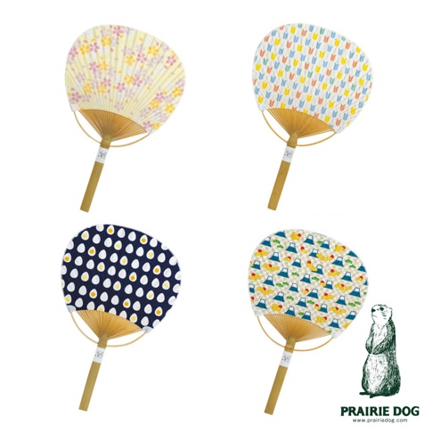 四款日式風情布面團扇，分別為：黃底小花圖案、藍黃紅三色箭頭圖案、深藍底白黃圓點圖案、以及富士山與雲朵圖案。皆為布面設計，配有竹柄。