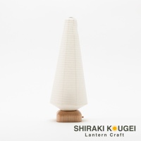 白色紙質錐形迷你提燈，有著細緻的橫向皺褶紋理，底部為淺色木製圓形座。