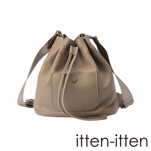 itten-itten 品牌，BOLLA 義大利皮革束口水桶包 CITG-021 駝色款，正面有一個帶有鈕扣的翻蓋口袋，側邊有細節。