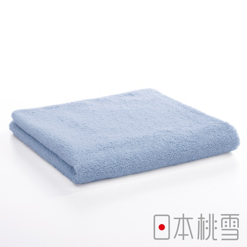 飯店毛巾，淺藍色，柔軟材質，兩折疊起，紋理清晰，品牌標誌位於右下角。