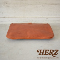 職人手作皮革Organ手拿包，橘棕色，柔軟紋理皮革，簡約長方形設計，可作為零錢包或小物收納。