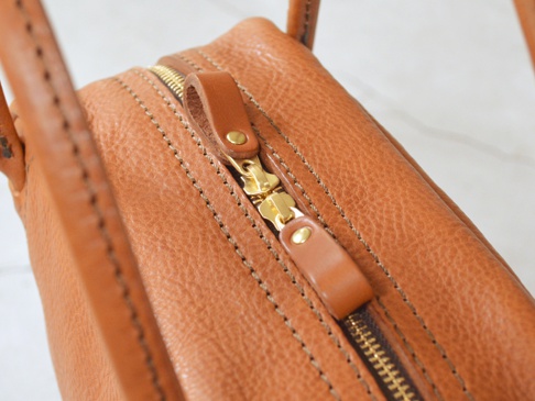 職人手作皮革Organ方形托特包 (G-47) M，採用棕色皮革，設有金色拉鍊及同色系皮革拉頭，車縫線清晰。