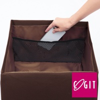 深棕色車內置物收納靠墊，頂部有一個黑色網狀口袋，一隻手正將手機放入其中。