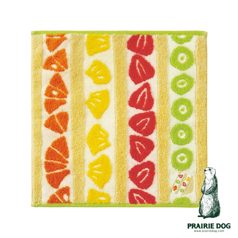 一條帶有橘子、鳳梨、草莓和奇異果圖案的毛巾