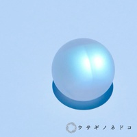 霧面質感的淺藍色稜鏡球，置於淺藍色背景上，球體中央有高光，下方有陰影，顯示附有座台。