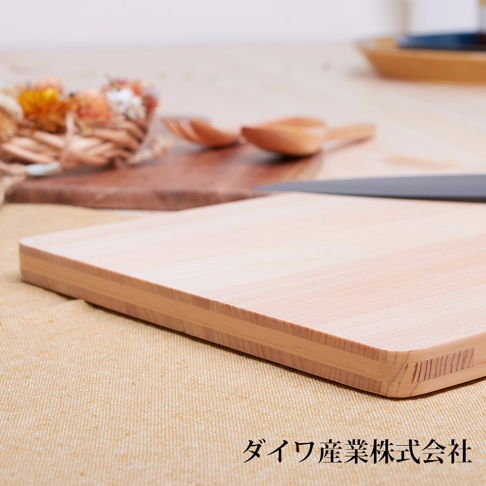 日本製超薄檜木砧板，淺木色，紋理清晰，邊緣圓潤。背景為麻布材質，有乾燥花飾與木製餐具。