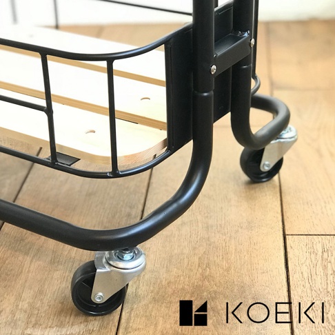 黑色金屬三層置物推車，底部有四個輪子，其中兩個輪子特寫，木質層板，推車框架為圓管設計。