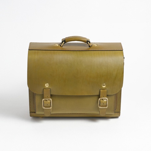 一個綠色皮革製成的橫式手提包，帶有兩個前袋和一個提把。