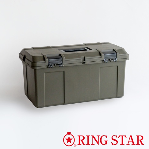 軍綠色塑膠收納箱，有黑色扣環和提把，箱體方正，設計堅固。