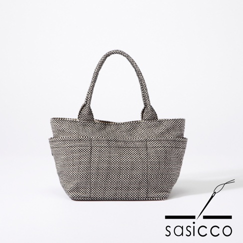 三河木綿刺子織手提托特包，黑色與白色格紋織紋，配有編織提把，包身設計有外部口袋。