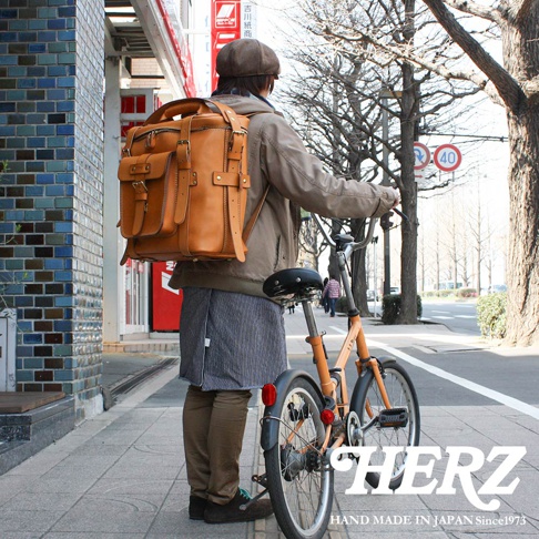 職人手作棕色皮革大型三用旅行後背包，設有雙前袋和多個扣環，背部有肩帶，由高品質皮革製成。