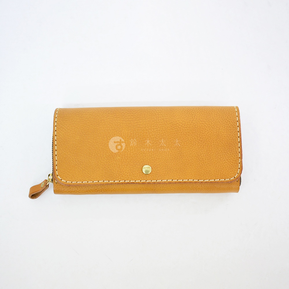 職人手作皮革長夾，寬口設計，採用自然棕色皮革，搭配米白色車縫線及金色金屬壓扣，左側有皮革拉環。