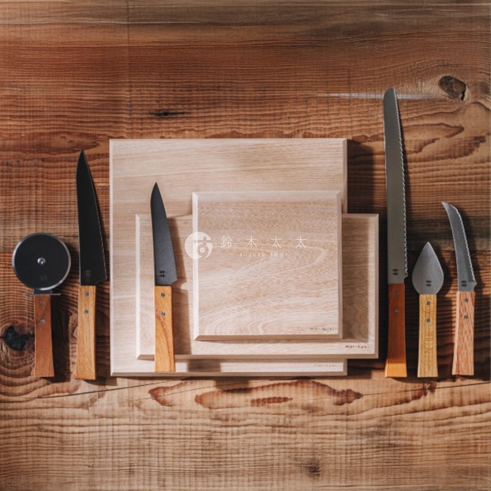 圖片中的文字內容為：鈴木太太 SUZUKI SHOP 志津匠 morinoki 榆木砧板-S。此圖為多個木柄廚房刀具、披薩刀和一個披薩滾輪，擺放在深棕色木紋的背景上。
