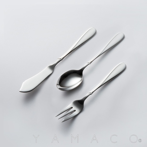 不鏽鋼點心叉、匙、刀三件組，以優雅曲線和光澤感呈現