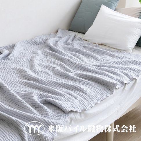 fuwa-ket 三層紗輕透波紋四季毯，淺灰色，質地輕柔，表面有細緻的波紋織法，觸感舒適，適合全年使用。