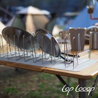 伸縮式可攜不鏽鋼瀝水架，附淺灰色防水墊，架上放置兩個不鏽鋼盤。