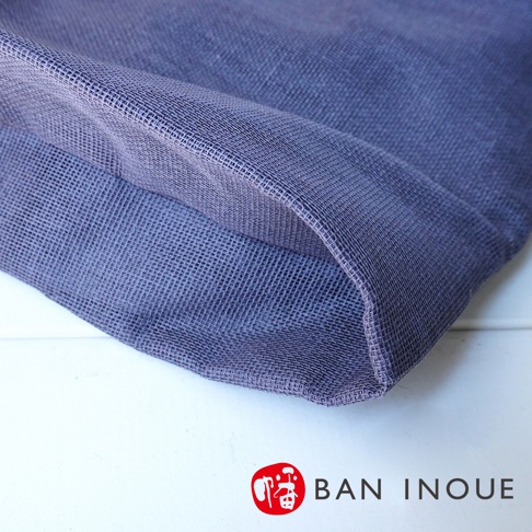 深紫色蚊帳棉織隨身購物袋，材質輕薄透氣，網眼細緻，邊緣車線整齊。