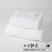 兩條白色今治柔感匹馬棉浴巾堆疊，其中一條浴巾帶有細小的白色品牌標籤。