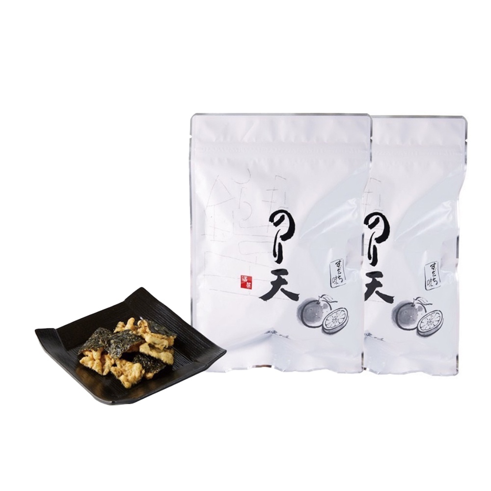 兩包白色包裝的海苔天婦羅餅乾，其中一包打開，露出金黃色、酥脆的餅乾，上面覆蓋著深綠色的海苔，餅乾堆疊在一個黑色方形盤子上。