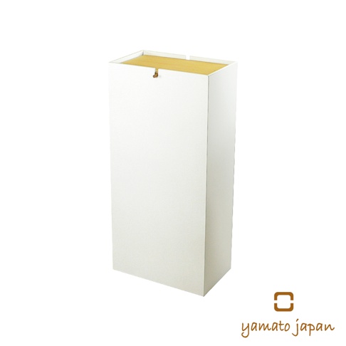 白色長方形擺動式垃圾桶，頂部有木紋裝飾，具有簡潔的設計風格，適合居家或辦公室使用。