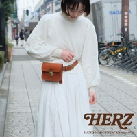 棕色皮革經典腰包，配有金色金屬扣環和皮帶。