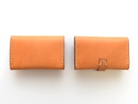 職人手作皮革名片收納夾，壓扣版，呈現原色皮革質感，兩側以白色縫線勾勒，簡潔實用。