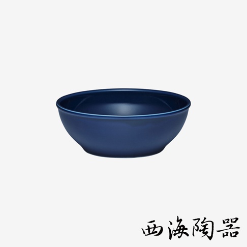 一個深藍色、15公分的波佐見燒陶瓷料理深碗，碗身呈現霧面質感。