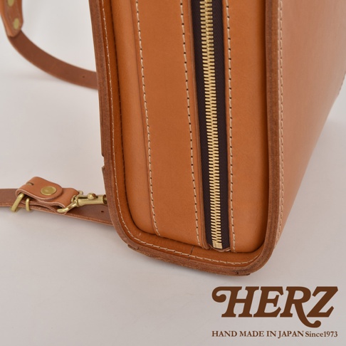 職人手作皮革商務電腦後背包 R-25，採用棕褐色皮革，配有金色拉鍊和黃銅色金屬扣環。