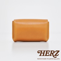 職人手作皮革三層收納零錢包，淺棕色，柔軟皮革材質，簡約方塊造型，附有品牌標誌。