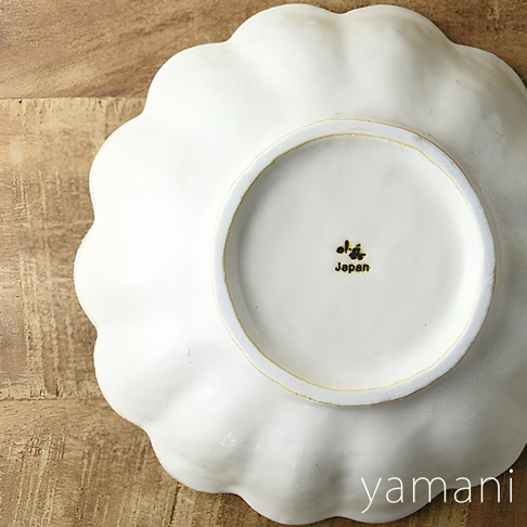 白色美濃燒六魯粉引沙拉盤，21公分，盤底有「Japan」字樣標示。