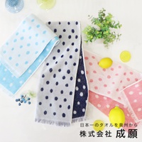 三款嫘縈水玉圍巾，分別為淺藍、淺灰與粉紅色，皆有深色圓點圖案，材質輕柔，邊緣有流蘇。