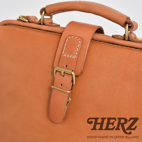 職人手作皮革迷你軟皮杜勒斯包，採用鞣製皮革製成，經典棕色，配有黃銅釦環和提把。